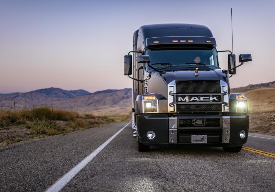  Mack Anthem 70-inch Stand Up Sleeper Cab 2018 года  (фото 15 из 18)